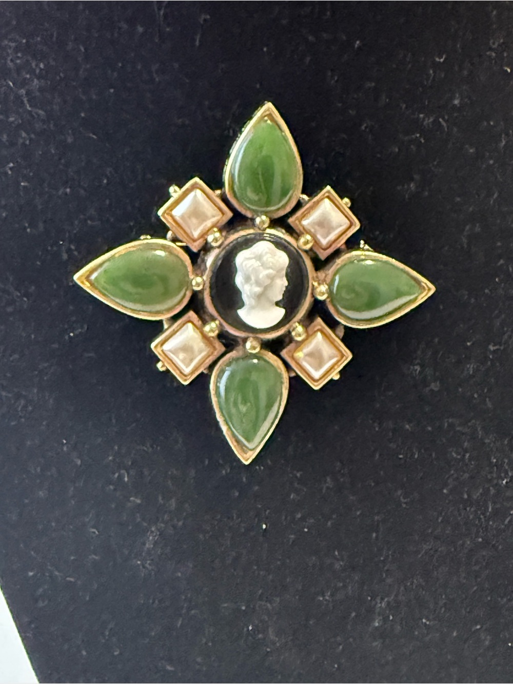 Linda levinson vintage cameo brooch Green cabachon faux Pearl gold statement pin - Picture 2 of 6